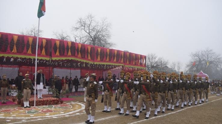 महेन्द्र सिंह ठाकुर ने ध्वजारोहण कर भव्य मार्च पास्ट की सलामी ली
