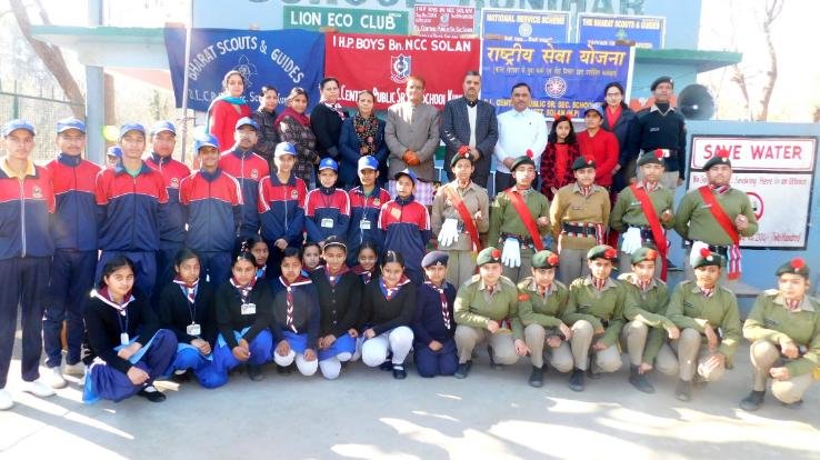 बी एल पाठशाला कुनिहार ने 71 वे गणतंत्र दिवस पर लहराया तिरंगा