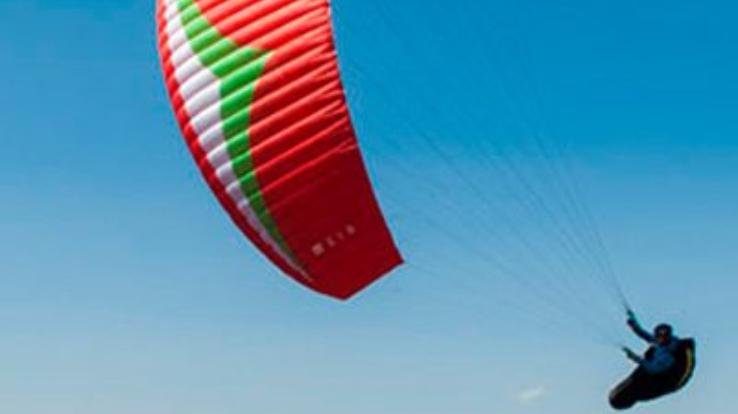 कलाबाज़ियां दिखते हुए पैराग्लाइडर पायलट दुर्घटना का शिकार 