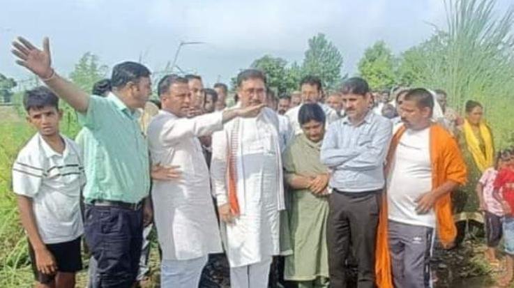 Former Assembly Speaker Parmar visited the flood affected areas of Fatehpur and Indora