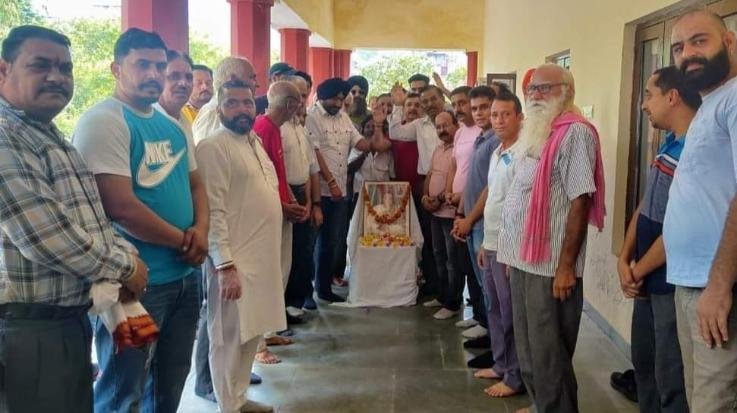  Nalagarh Congress distributed fruit-juice in the hospital on Rajiv Jayanti