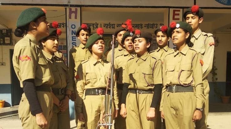 धुन्दन के राजकीय आदर्श वरिष्ठ माध्यमिक पाठशाला मे  प्रकाश चंद बट्टू ने किया ध्वजारोहण