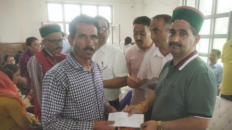 MLA of Shahpur gave relief amount of 22 lakhs to 68 affected families