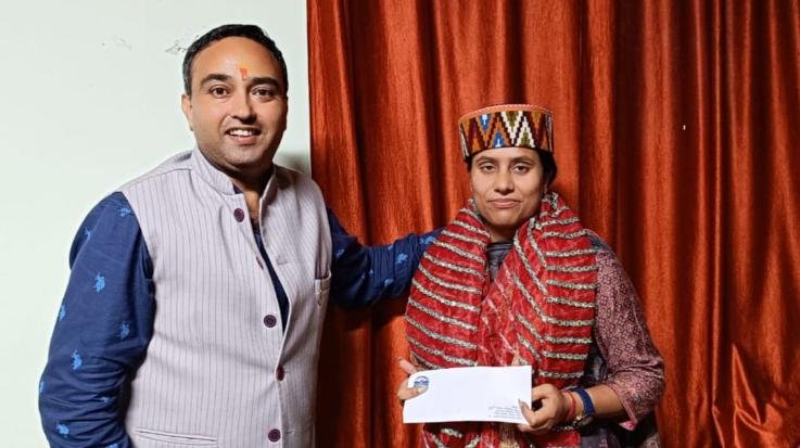 Dharamshala: Himachal's mountaineer daughter Anjali was awarded by Vishwa Chakshu for conquering Mount Elbrush