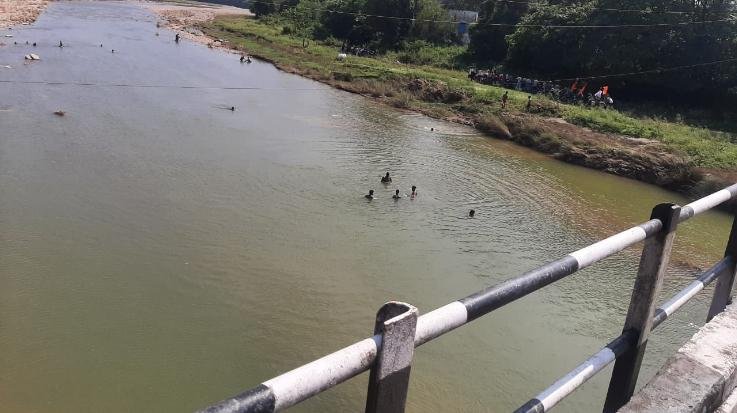 Dehra: Devotees from outside states are taking a dip in the swollen Naked Khad