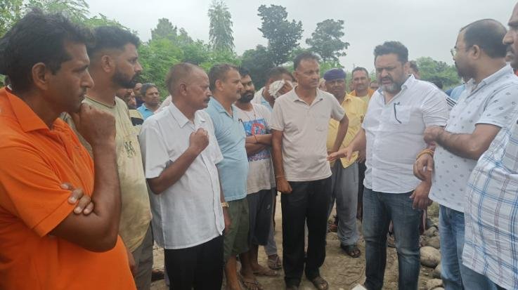 Fatehpur: MLA Bhavani Pathania arrived in Mand to take stock of the damage