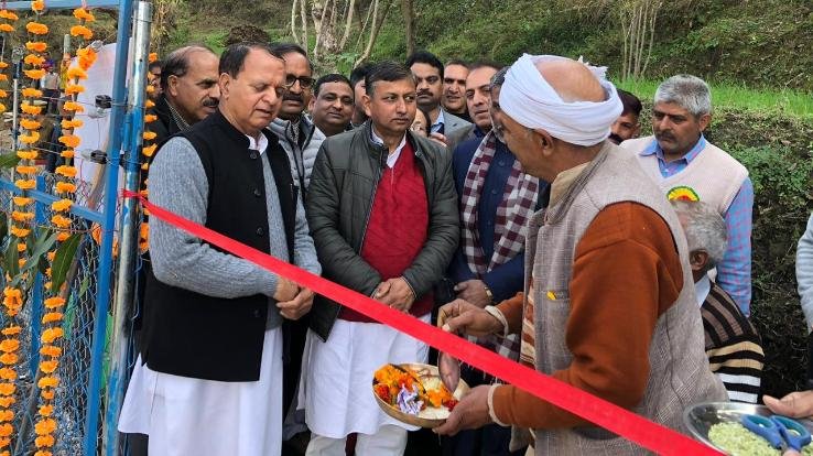  महेन्द्र सिंह ठाकुर ने एच.पी. शिवा परियोजना के तहत प्रदर्शनी स्थल तथा बागवानी समूह का किया शुभारम्भ 