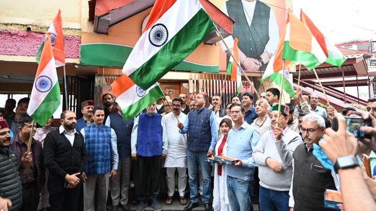 Government should evacuate the residential areas which are in danger: Jairam Thakur