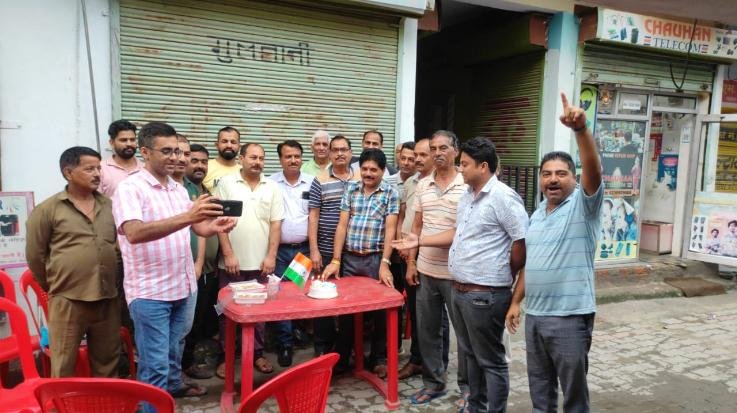 Shopkeepers of Dada Siba celebrated the success of Chandrayaan-3 by bursting crackers