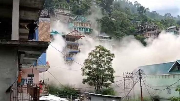 Kullu: Houses collapsed like cards near Aani bus stand123
