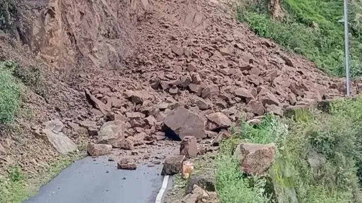  About 700 roads across the state closed