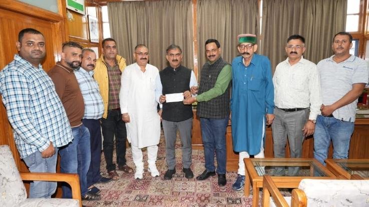 Dada Siba: The Green Valley Goods Carrier Co-operative Society contributed one lakh to the relief fund  111