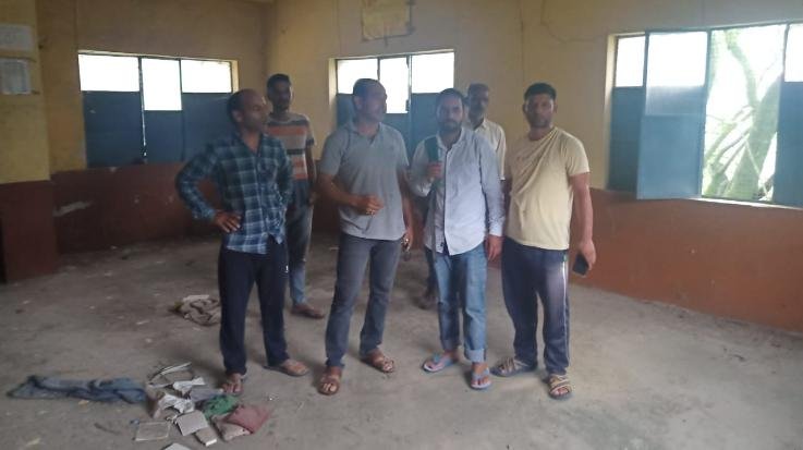  Kasauli: Rural Revenue Officer and Panchayat representatives inspected the old building of Kot Beja School