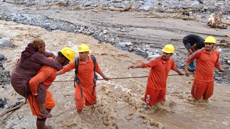300 people trapped in Mandi's Kholanala, NDRF rescues 51