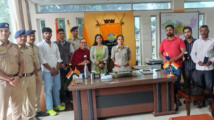 cyber police handed over 12 missing phones to the owner 1141