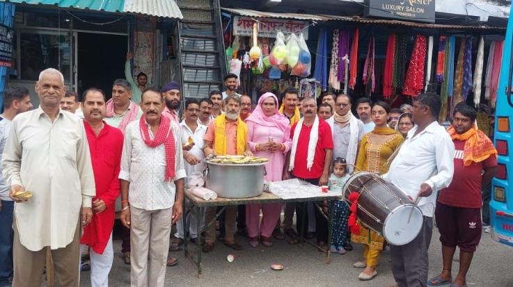 Indora: Manimahesh Langar Seva Dal set up a huge Bhandara in Raihan