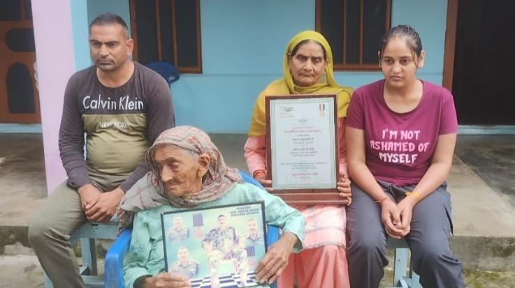Jaisinghpur: Martyr's mother's call, age crossed 100; Now the government should make the road