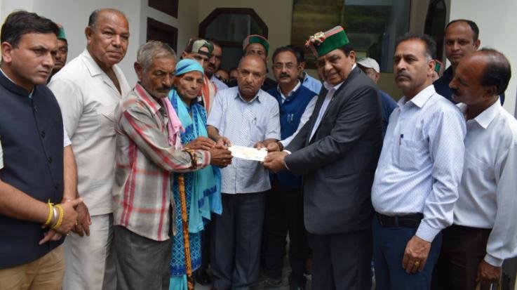 Dr. Shandil gave a relief check of 15 lakhs to Jamuna Devi who was affected by Jadon disaster.