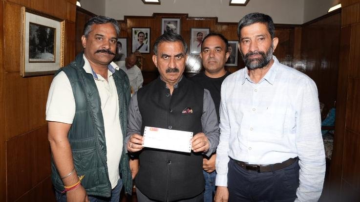 Dehra: One lakh rupees check given to Chief Minister for disaster relief fund