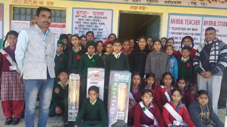 एसएमसी प्रधान ने विद्यालय को दान किए हीटर