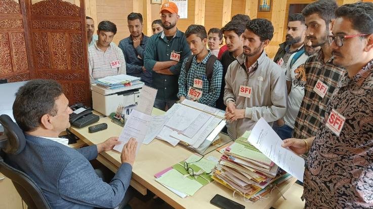 शिमला : जाने किन छात्र मांगों को लेकर SFI ने सौंपा ज्ञापन 