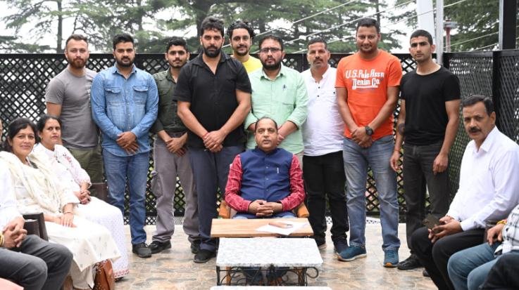 Shimla: Newly appointed officials of Mandi district met the opposition leaders under the leadership of Mandi District President.