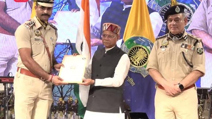 Indora: Nurpur police station in-charge Surendra Dhiman and Dhangupir police post ASI Rajpal Thakur received DGP Disk Award. 111