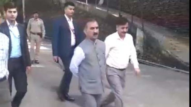 Once again CM Sukhu reached Secretariat on foot from Oak Over, talked to people on the way.