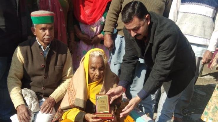 सौ वर्ष पूर्ण कर चुके मतदाताओं को घर जाकर किया सम्मानित