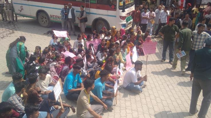 Mr. Renuka: Students of Sangdah erupted in anger over bus facility, staged a sit-in demonstration