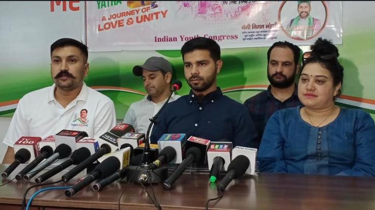 Youth Congress celebrated the first anniversary of Bharat Jodo Yatra, distributed fruits