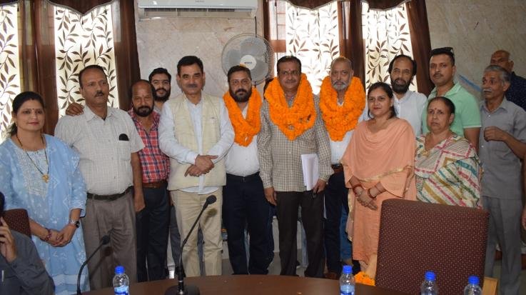 Sanjay Awasthi administered oath to 3 nominated councilors of Nagar Panchayat Arki.
