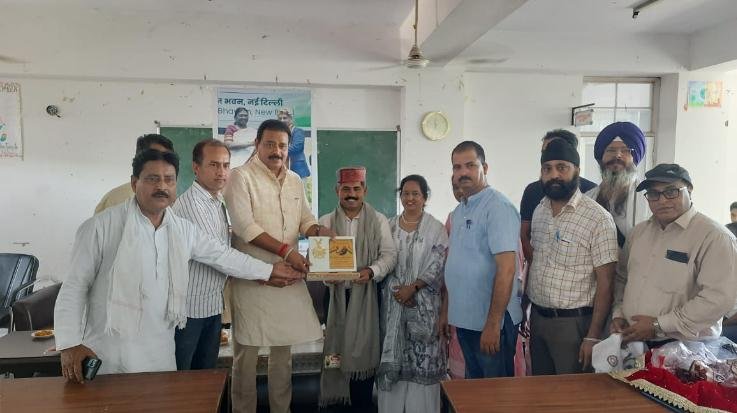  Indora: MLA Malendra honored National Teacher Award winner Vijay Kumar
