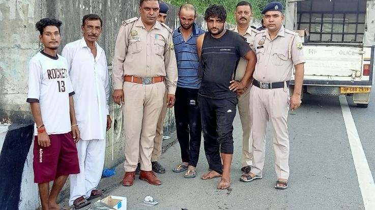 Indora: Damtal police caught two smugglers from Jammu and Kashmir with chitta.