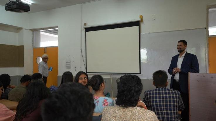  Solan: Film director Ojasvi Sharma was the main speaker in the 'Frames and Stories' session at Shoolini University.