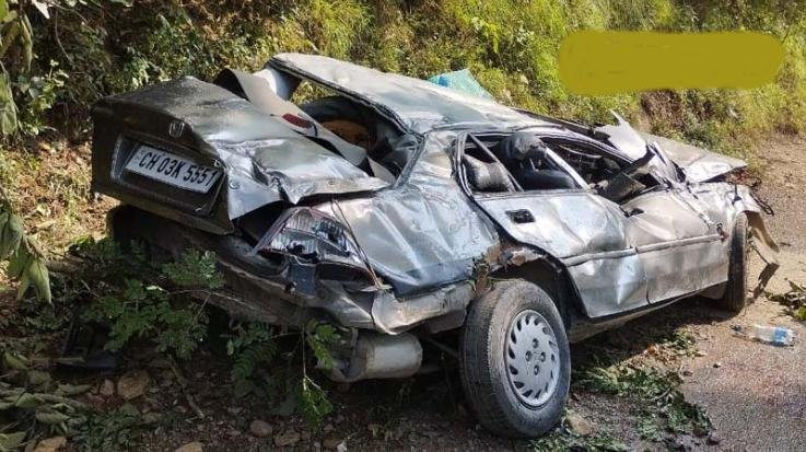  Tragic: Car fell 100 feet down the hill in Dheera of Kangra district, two youth died.