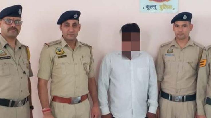 Kullu Police caught a person from Haryana with 23 grams of chitta, caught during the checkpoint on Bhekhali Road.