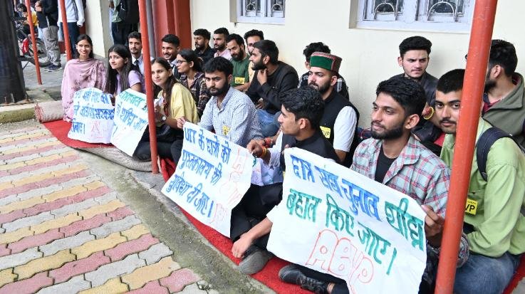 ABVP starts symbolic hunger strike on reducing the scope of Mandi University