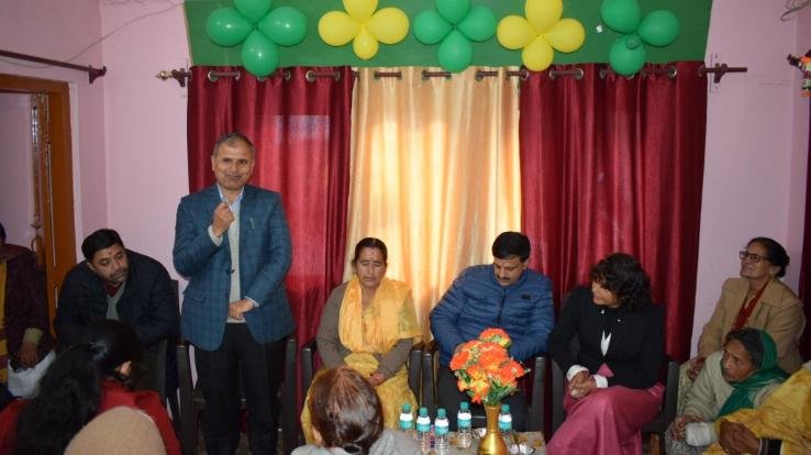 डे केयर सेंटर खुशी द्वारा सेवानिवृत हो रहे जिला कल्याण अधिकारी सम्मानित