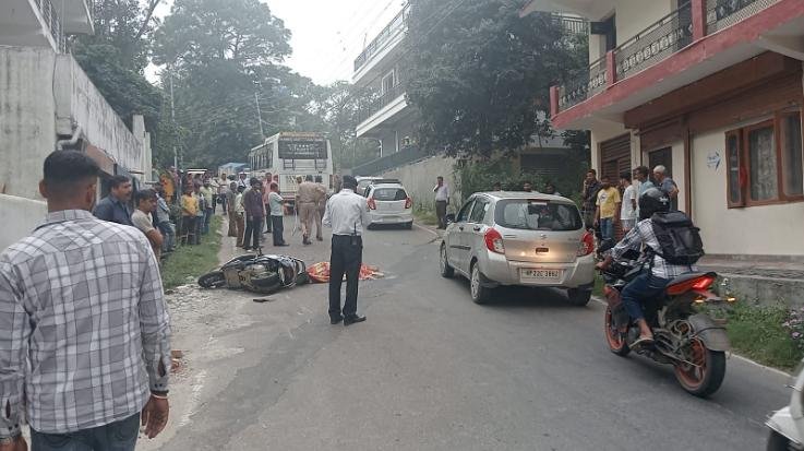 Hamirpur: School driver dies on the spot in collision between bus and scooter 1111