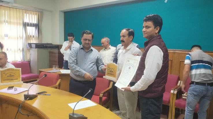 DC Solan awarded Hatkot Panchayat in Swachh Survekshan