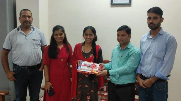 Dadasiba: Aarushi of Dadasiba College got second place in merit by scoring 630 marks in Commerce first year.  111
