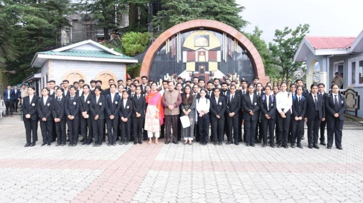  Students of Indian Institute of Legal Studies Haridevi met the Vice President, got information about the parliamentary system.