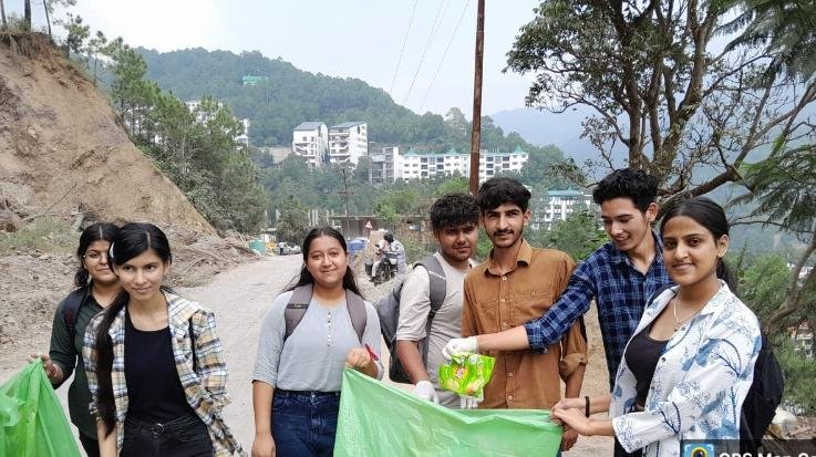  Solan: More than 1000 students participated in the 8th cleanliness fortnight of Shoolini University.