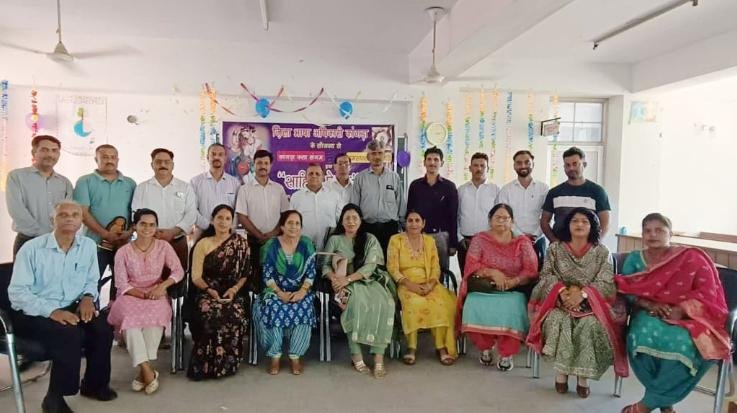 Indora: Humsafar Society and Kangra Kala Sangam organized 'Literature Induction' program in Indora College.