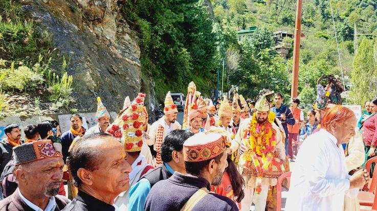 Bharmour: Shiv disciples, descendants of Trilochan Mahadev, will follow the tradition of breaking Dal Lake tomorrow.