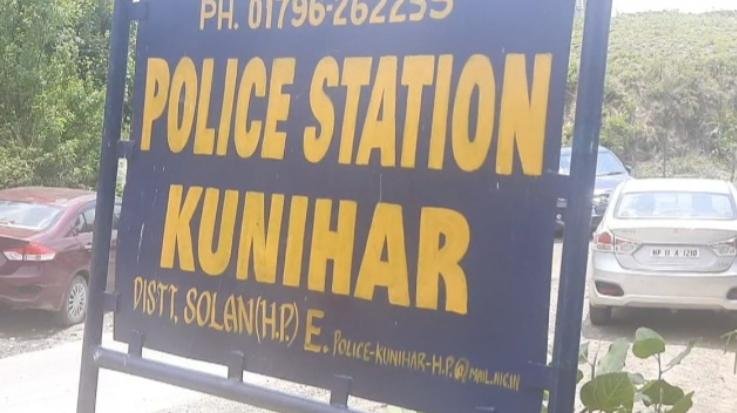 Kunihar: Sayri police recovered two boxes of country liquor from the person's car.