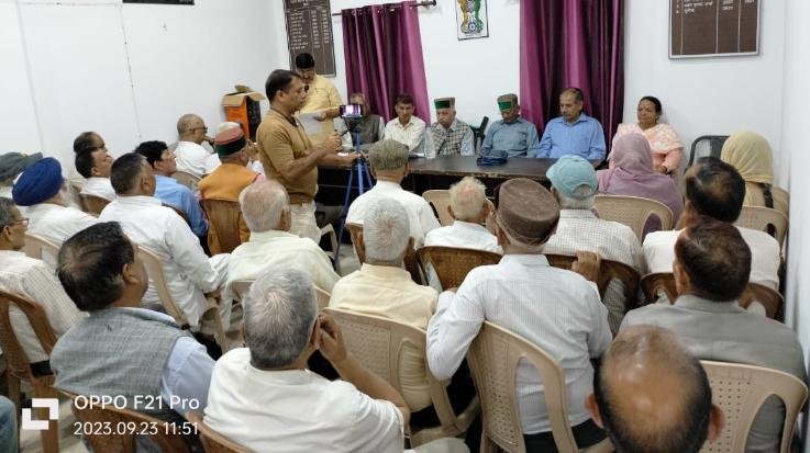 Kunihar: Pensioners expressed anger over non-payment of pending medical bills