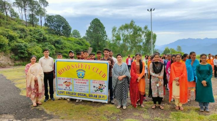 Kunihar: Students of Diggal College gave message to follow traffic rules.