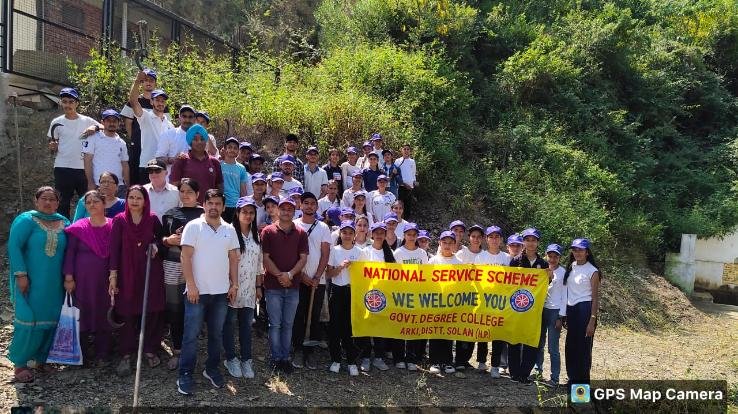 Solan: Volunteers of Arki College donated labor under cleanliness fortnight.